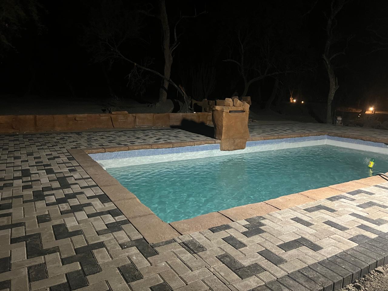 Alberca — noche